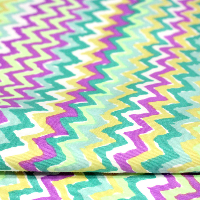 Tissu gabardine coton imprimé motif géométrique ZIG ZAG vert fluo blanc jaune mauve