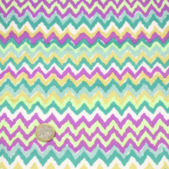 Tissu gabardine coton imprimé motif géométrique ZIG ZAG vert fluo blanc jaune mauve