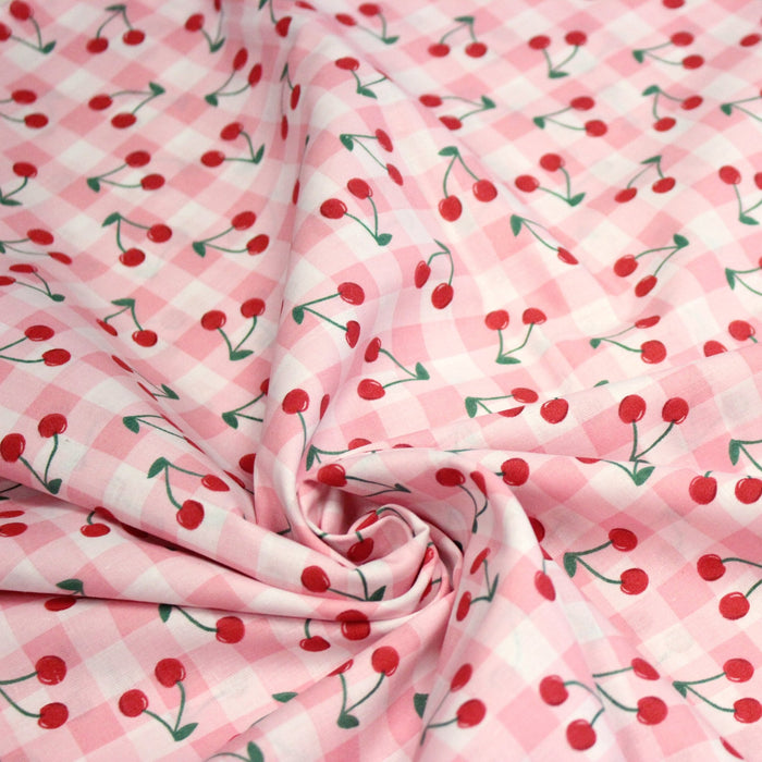 Tissu cotonnade Vichy rose et blanc aux cerises rouges - COLLECTION ÉTÉ - TissusPapi.com