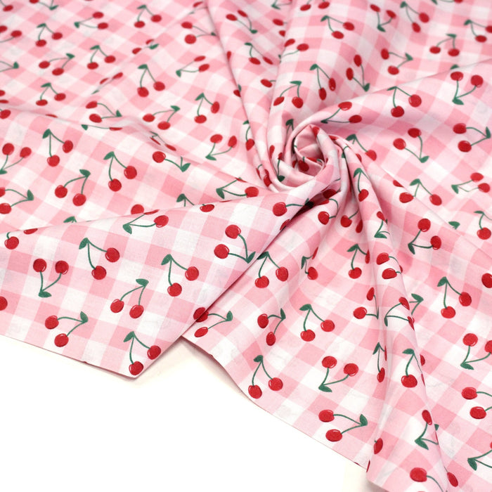 Tissu cotonnade Vichy rose et blanc aux cerises rouges - COLLECTION ÉTÉ - TissusPapi.com