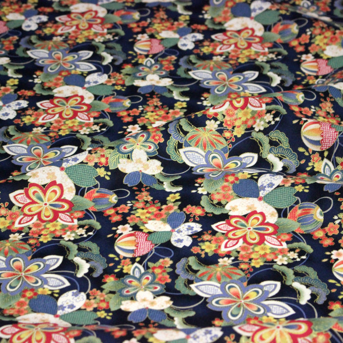 Tissu cotonnade motif japonais traditionnels : fleuris multicolores, fond noir / bleu / rouge - COLLECTION JAPON DORÉ - TissusPapi.com