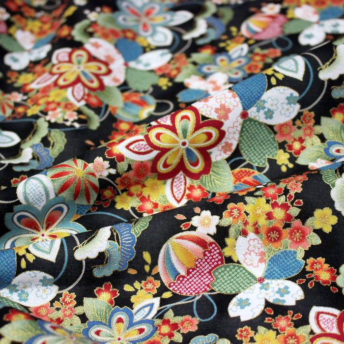 Tissu cotonnade motif japonais traditionnels : fleuris multicolores, fond noir / bleu / rouge - COLLECTION JAPON DORÉ - TissusPapi.com