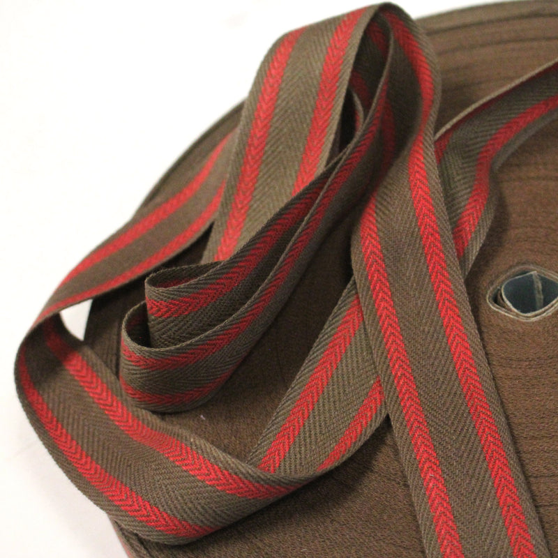 Ruban sergé de coton souple chevrons marron & lignes rouges 30mm - Galette de 100 mètres - Fabrication française - TissusPapi.com