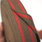 Ruban sergé de coton souple chevrons marron & lignes rouges 30mm - Galette de 100 mètres - Fabrication française - TissusPapi.com