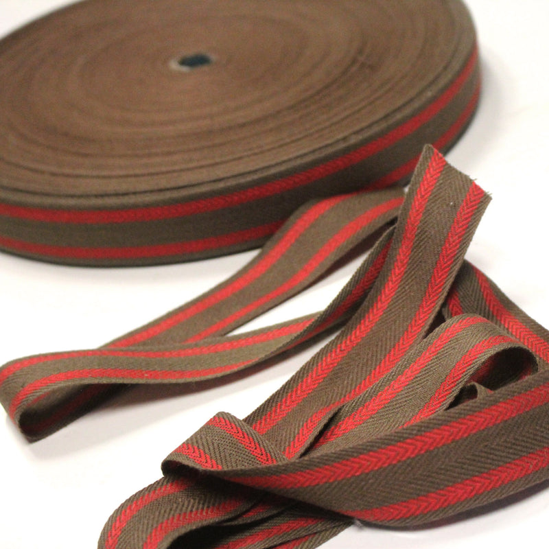Ruban sergé de coton souple chevrons marron & lignes rouges 30mm - Galette de 100 mètres - Fabrication française - TissusPapi.com