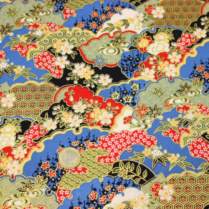 Tissu cotonnade motif japonais traditionnels : fleurs de cerisier, nuages et motifs géométriques dorés, fond bleu / rouge - COLLECTION JAPON DORÉ - TissusPapi.com