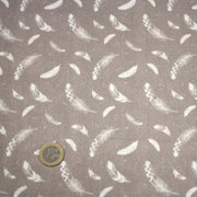 Tissu cotonnade gris clair aux plumes blanches - OEKO - TEX - TissusPapi.com