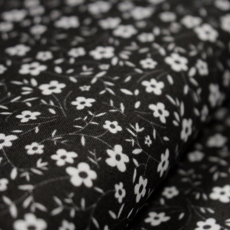 Tissu cotonnade noir aux fleurs blanches - OEKO - TEX - TissusPapi.com