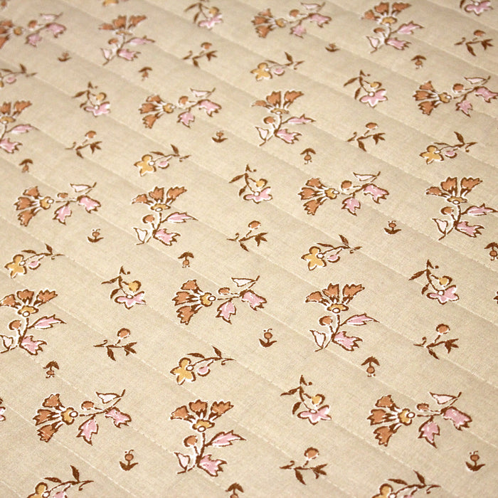 Tissu Matelassé coton motif KALAMKARI aux fleurs, fond marron caramel, verso écru fleuri - OEKO-TEX