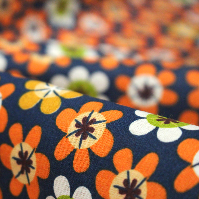 Tissu cotonnade bleu aux fleurs oranges seventies - OEKO-TEX STANDARD 100