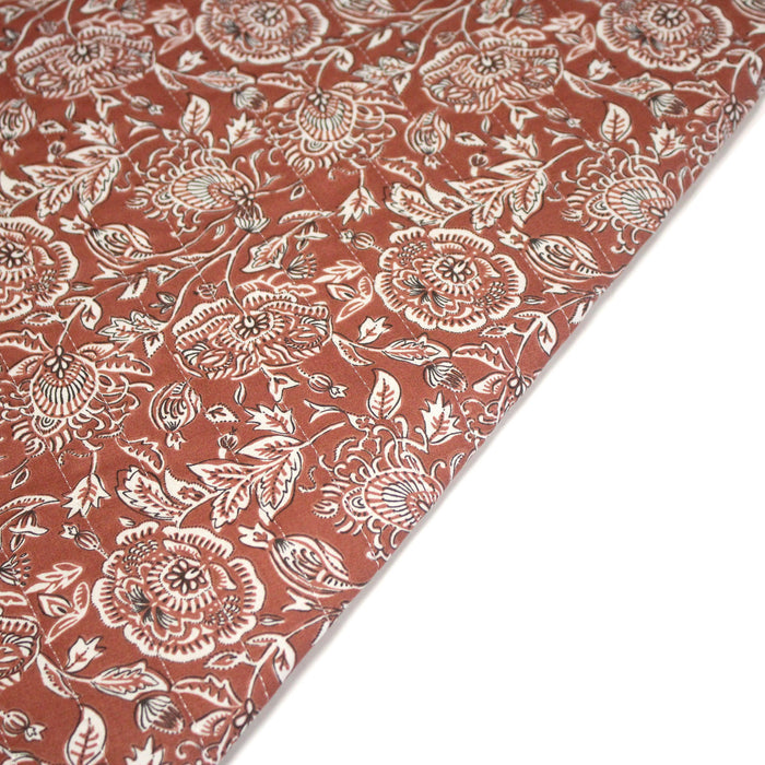 Tissu Matelassé coton motif KALAMKARI aux fleurs, fond marron caramel, verso écru fleuri - OEKO-TEX