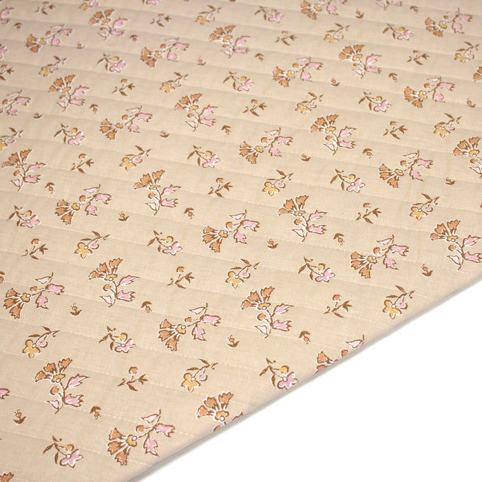 Tissu Matelassé coton motif KALAMKARI aux fleurs, fond marron caramel, verso écru fleuri - OEKO-TEX