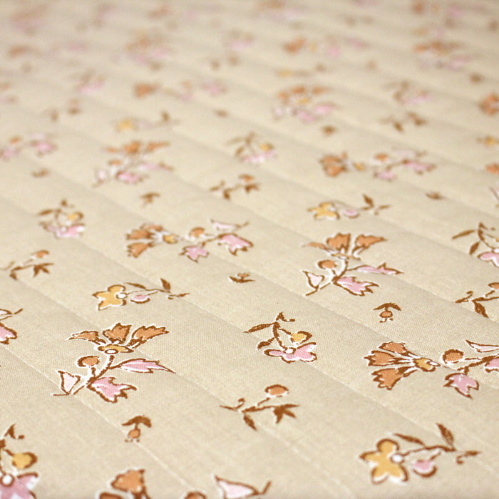 Tissu Matelassé coton motif KALAMKARI aux fleurs, fond marron caramel, verso écru fleuri - OEKO-TEX