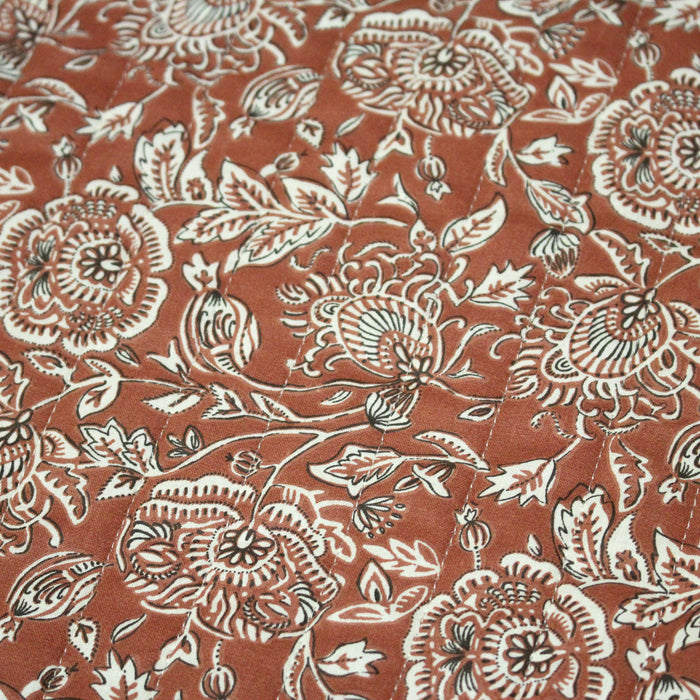 Tissu Matelassé coton motif KALAMKARI aux fleurs, fond marron caramel, verso écru fleuri - OEKO-TEX