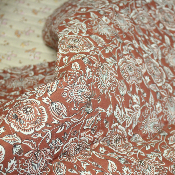 Tissu Matelassé coton motif KALAMKARI aux fleurs, fond marron caramel, verso écru fleuri - OEKO-TEX