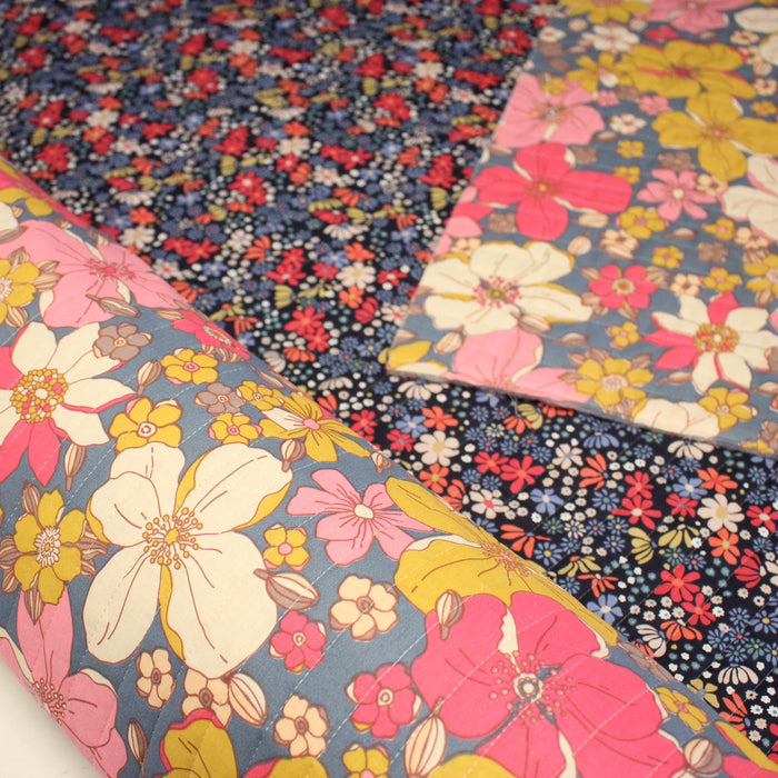 Tissu Matelassé coton motif fleuri Seventies et verso petit fleuri fond bleu marine - OEKO-TEX