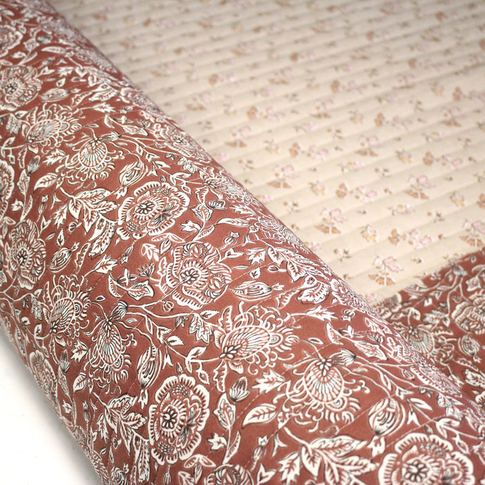 Tissu Matelassé coton motif KALAMKARI aux fleurs, fond marron caramel, verso écru fleuri - OEKO-TEX