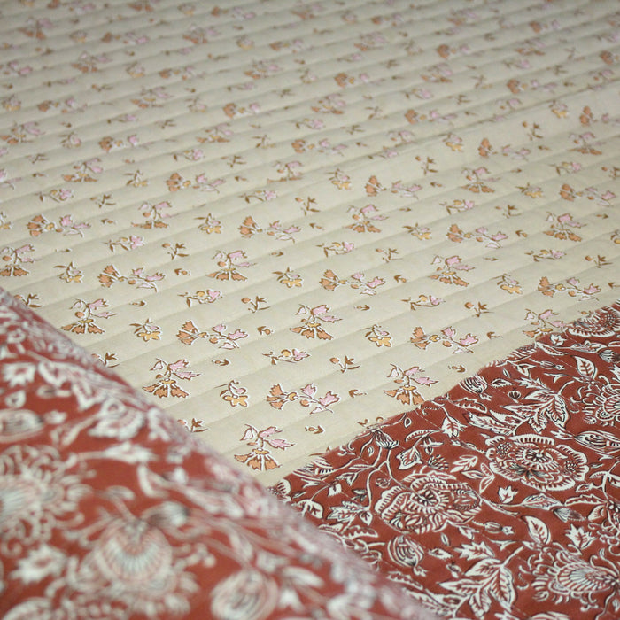 Tissu Matelassé coton motif KALAMKARI aux fleurs, fond marron caramel, verso écru fleuri - OEKO-TEX