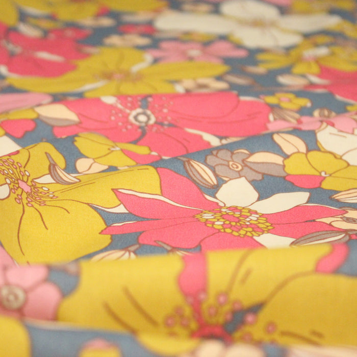 Tissu de coton bleu fleuri aux grandes fleurs seventies jaunes, roses et bleues - COLLECTION FLORALE - OEKO-TEX