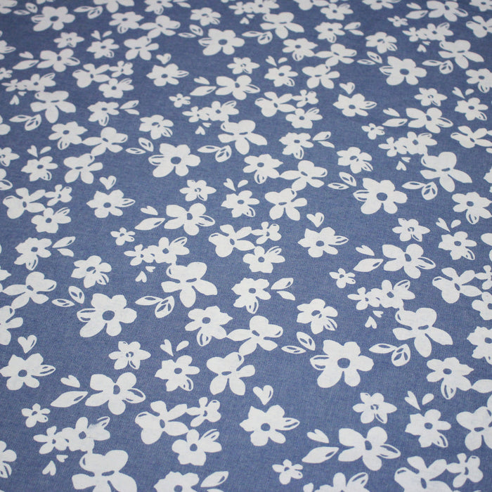 Tissu Chambray de coton bleu aux fleurs blanches - OEKO-TEX