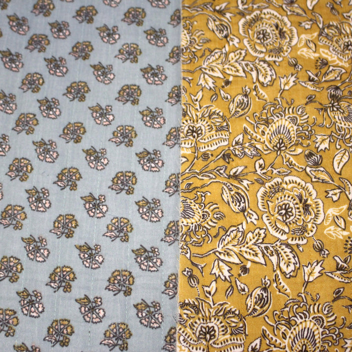 Tissu double gaze de coton matelassé motif KALAMKARI aux fleurs indiennes, fond jaune moutarde ou fond bleu ciel - OEKO-TEX