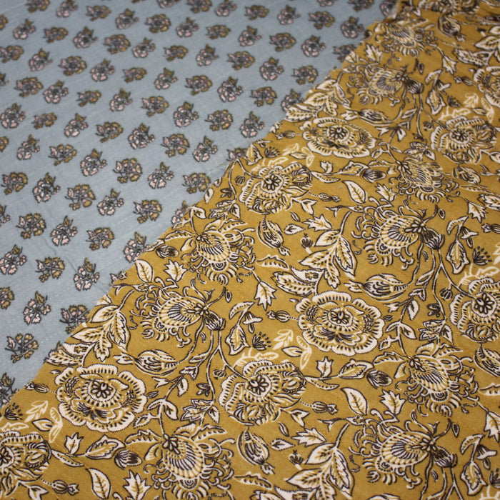 Tissu double gaze de coton matelassé motif KALAMKARI aux fleurs indiennes, fond jaune moutarde ou fond bleu ciel - OEKO-TEX