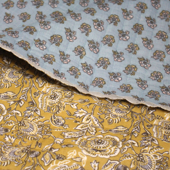 Tissu double gaze de coton matelassé motif KALAMKARI aux fleurs indiennes, fond jaune moutarde ou fond bleu ciel - OEKO-TEX