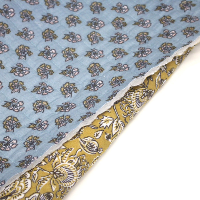 Tissu double gaze de coton matelassé motif KALAMKARI aux fleurs indiennes, fond jaune moutarde ou fond bleu ciel - OEKO-TEX