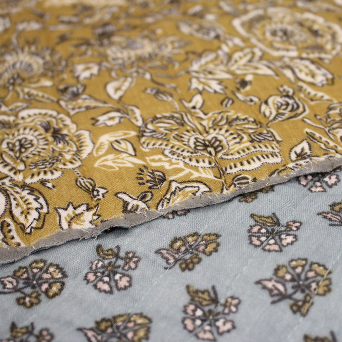 Tissu double gaze de coton matelassé motif KALAMKARI aux fleurs indiennes, fond jaune moutarde ou fond bleu ciel - OEKO-TEX