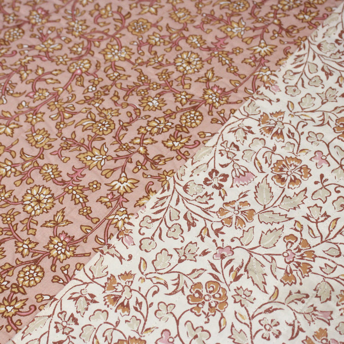 Tissu Matelassé coton motif KALAMKARI aux fleurs indiennes ocres, fond rose ou fond blanc - OEKO-TEX