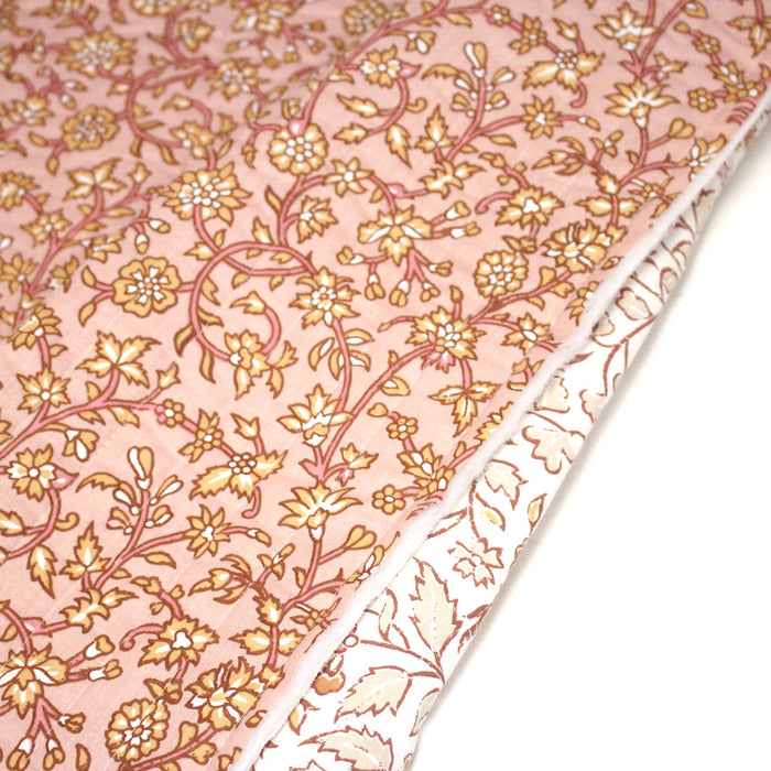 Tissu Matelassé coton motif KALAMKARI aux fleurs indiennes ocres, fond rose ou fond blanc - OEKO-TEX