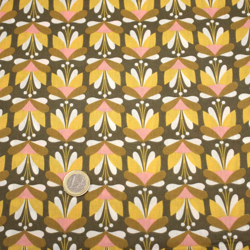 Tissu cotonnade SEVENTIES fleurs géométriques, jaune & rose fond kaki - STANDARD 100 OEKO - TEX - TissusPapi.com