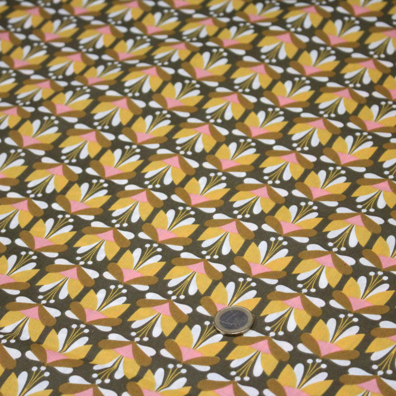 Tissu cotonnade SEVENTIES fleurs géométriques, jaune & rose fond kaki - STANDARD 100 OEKO - TEX - TissusPapi.com