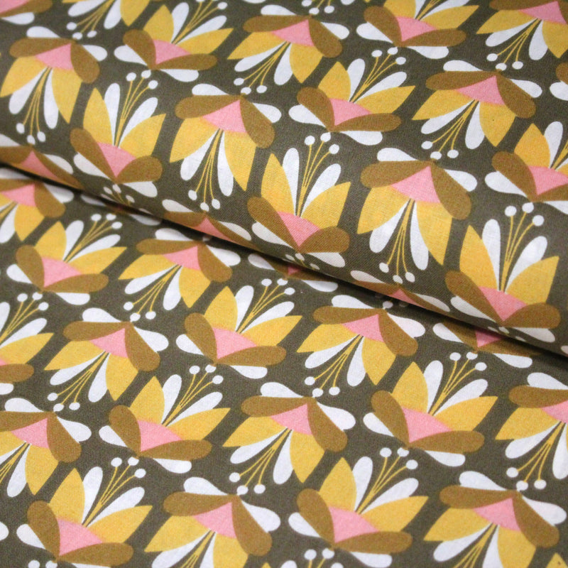 Tissu cotonnade SEVENTIES fleurs géométriques, jaune & rose fond kaki - STANDARD 100 OEKO - TEX - TissusPapi.com