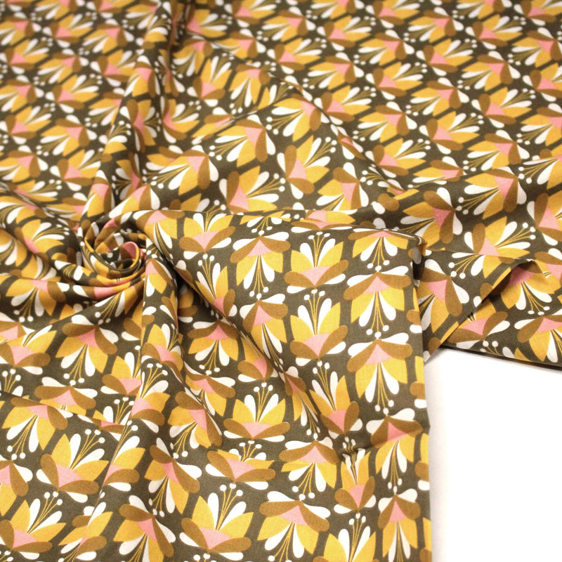 Tissu cotonnade SEVENTIES fleurs géométriques, jaune & rose fond kaki - STANDARD 100 OEKO - TEX - TissusPapi.com