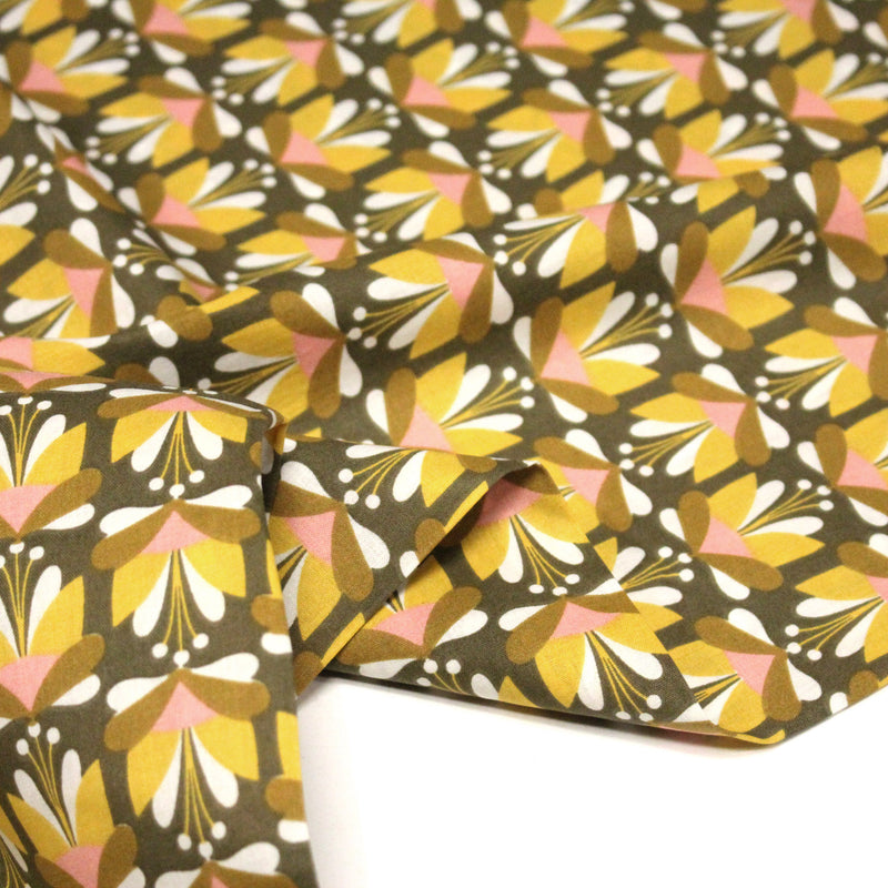Tissu cotonnade SEVENTIES fleurs géométriques, jaune & rose fond kaki - STANDARD 100 OEKO - TEX - TissusPapi.com