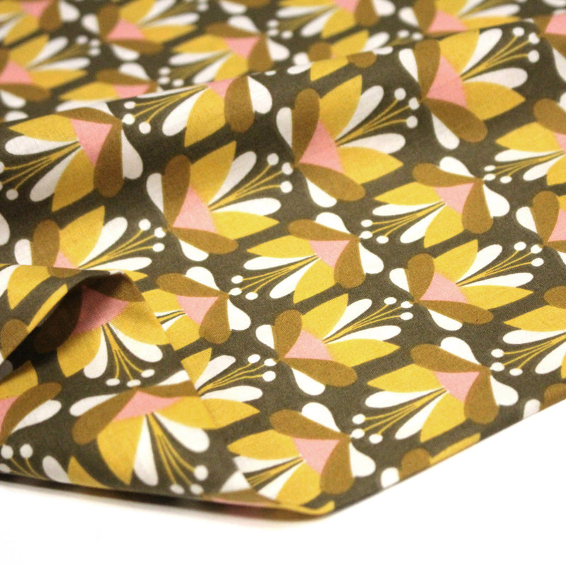 Tissu cotonnade SEVENTIES fleurs géométriques, jaune & rose fond kaki - STANDARD 100 OEKO - TEX - TissusPapi.com