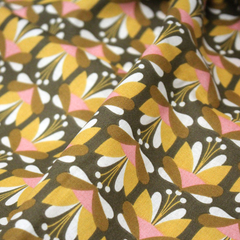 Tissu cotonnade SEVENTIES fleurs géométriques, jaune & rose fond kaki - STANDARD 100 OEKO - TEX - TissusPapi.com