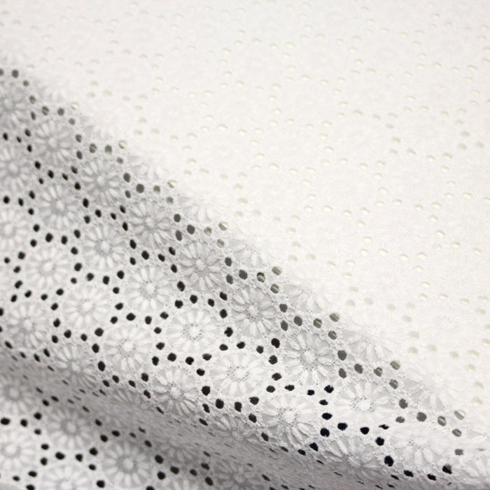 Tissu de coton broderie anglaise fleurie blanche