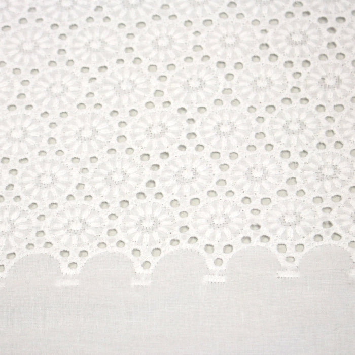 Tissu de coton broderie anglaise fleurie blanche