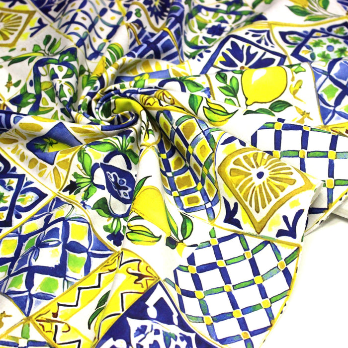 Tissu gabardine coton imprimée motif carreaux de faïence bleus et citrons jaunes - ON DESTOCKE ! - TissusPapi.com
