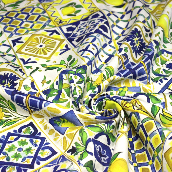 Tissu gabardine coton imprimée motif carreaux de faïence bleus et citrons jaunes - ON DESTOCKE ! - TissusPapi.com