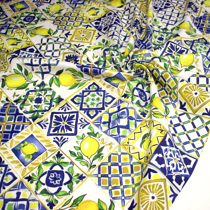 Tissu gabardine coton imprimée motif carreaux de faïence bleus et citrons jaunes - ON DESTOCKE ! - TissusPapi.com