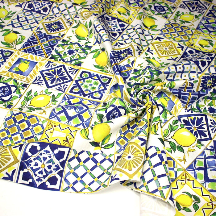 Tissu gabardine coton imprimée motif carreaux de faïence bleus et citrons jaunes - ON DESTOCKE ! - TissusPapi.com