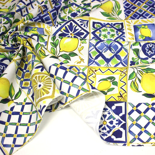 Tissu gabardine coton imprimée motif carreaux de faïence bleus et citrons jaunes - ON DESTOCKE ! - TissusPapi.com
