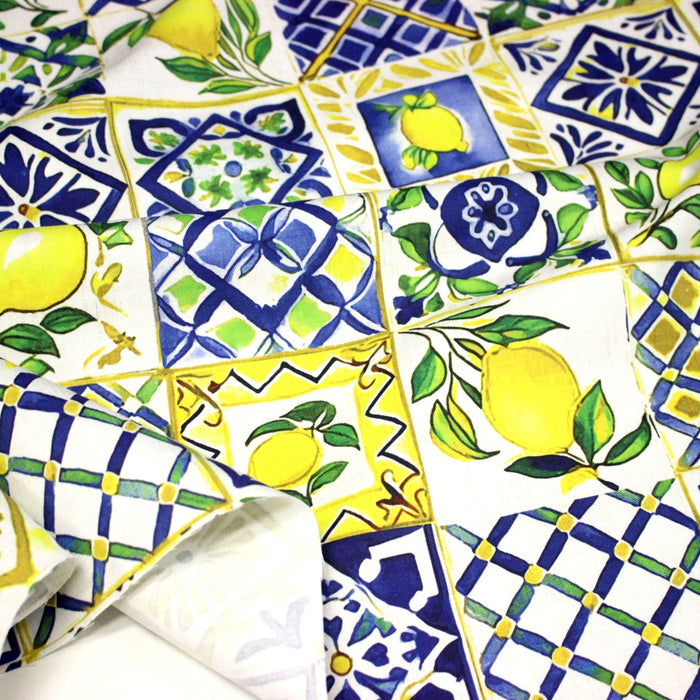 Tissu gabardine coton imprimée motif carreaux de faïence bleus et citrons jaunes - ON DESTOCKE ! - TissusPapi.com
