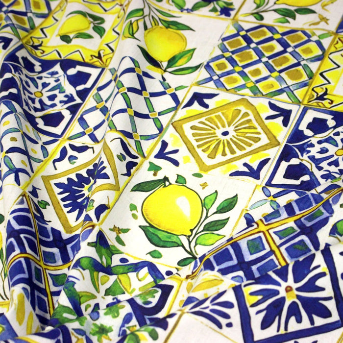Tissu gabardine coton imprimée motif carreaux de faïence bleus et citrons jaunes - ON DESTOCKE ! - TissusPapi.com