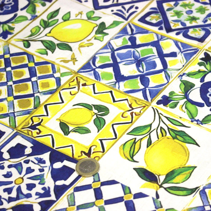 Tissu gabardine coton imprimée motif carreaux de faïence bleus et citrons jaunes - ON DESTOCKE ! - TissusPapi.com