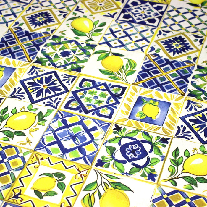 Tissu gabardine coton imprimée motif carreaux de faïence bleus et citrons jaunes - ON DESTOCKE ! - TissusPapi.com