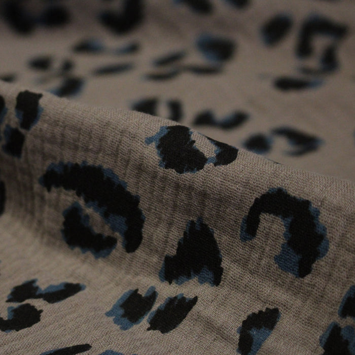 Tissu double gaze imprimée motif léopard taupe, noir et bleu - OEKO-TEX